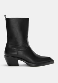 Botine din piele neagră, cu vârful rotunjit, toc de înălțime medie, de tip bloc și textură netedă. Prezintă cusături minime și o bandă de prindere.