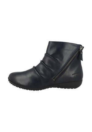Bottines en cuir bleu marine avec un design décontracté, fermeture à glissière latérale, semelle en caoutchouc et finition texturée. Agrémentées de détails de couture.