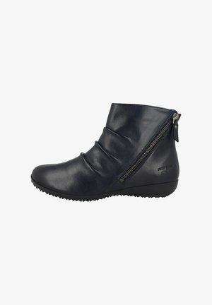 Bottines en cuir bleu marine avec un design décontracté, fermeture à glissière latérale, semelle en caoutchouc et finition texturée. Agrémentées de détails de couture.