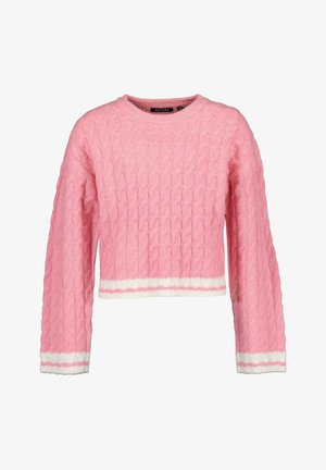 Pull en maille torsadée rose avec poignets et ourlet côtelés rayés blanc et rose, manches longues et encolure ronde.