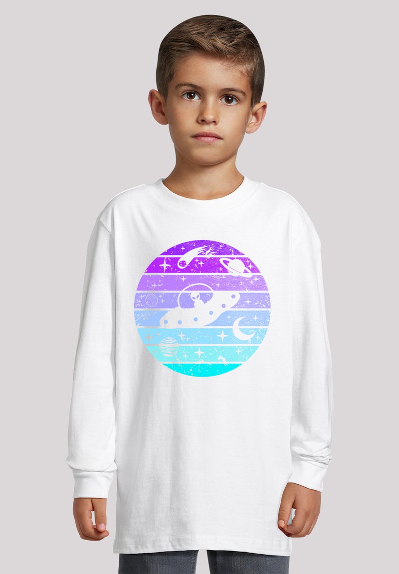 Weißes Langarm-T-Shirt mit einem kreisförmigen Grafikdesign. Verlauf von Lila zu Blau im Hintergrund mit Planeten, Sternen und einem UFO-Motiv.