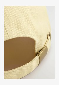 Selected, yellow