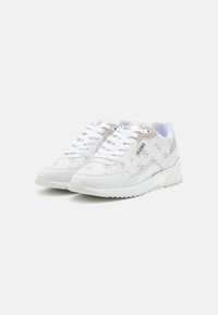 Sneakers bianchi con un motivo strutturato, materiale in pelle liscia, lacci prominenti e un leggero accento grigio sul tallone.
