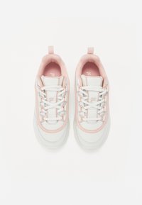 Sneakers med ett ovandel i vit läder och ljusrosa detaljer, med rundad tå, texturerad sula och vita snören. Dragflik på hälen.