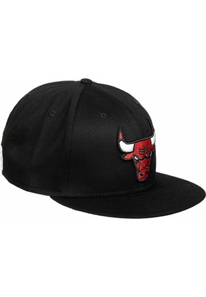 Gorra de béisbol negra con visera plana, que presenta un logotipo de toro bordado en rojo y blanco en la parte frontal. Fabricada con tela de acabado texturizado.
