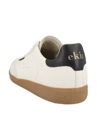 Sneaker bianca in pelle con accentuazione nera sul tallone, dotata di suola in gomma marrone e logo "ekin" sul tallone. Corpo testurizzato con perforazioni.