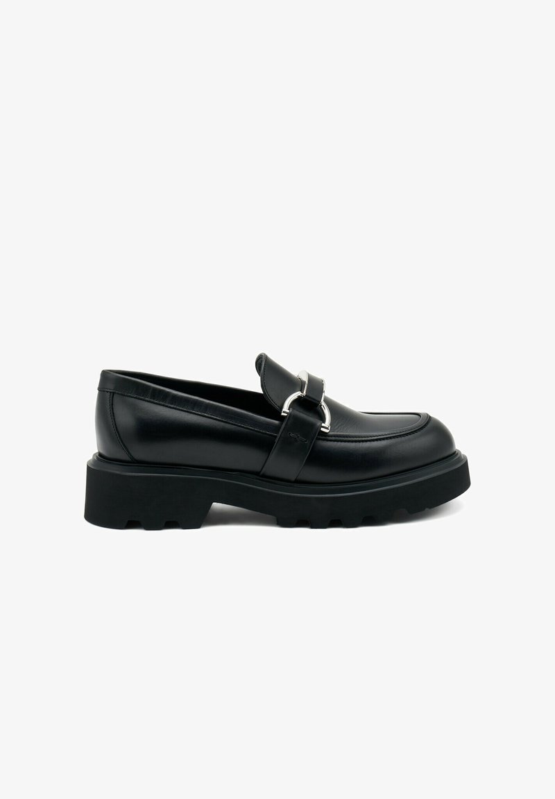 Mocassini in pelle nera con suola in gomma spessa, caratterizzati da una fascetta con un accento in metallo argentato, una texture liscia e una punta arrotondata.