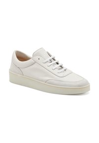 Sneaker bianca in pelle con tomaia testurizzata, punta liscia e lacci bianchi. Presenta una suola in gomma beige spessa per un'altezza aggiuntiva.