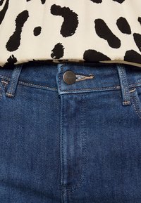 Wrangler BOOTCUT - Calças de ganga bootcut - good life