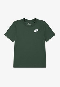 Zeleni pamukasti majica s kratkim rukavima, okruglim izrezom i bijelim Nike logotipom otisnutim na gornjem lijevom prsnom dijelu. Glatka tekstura.