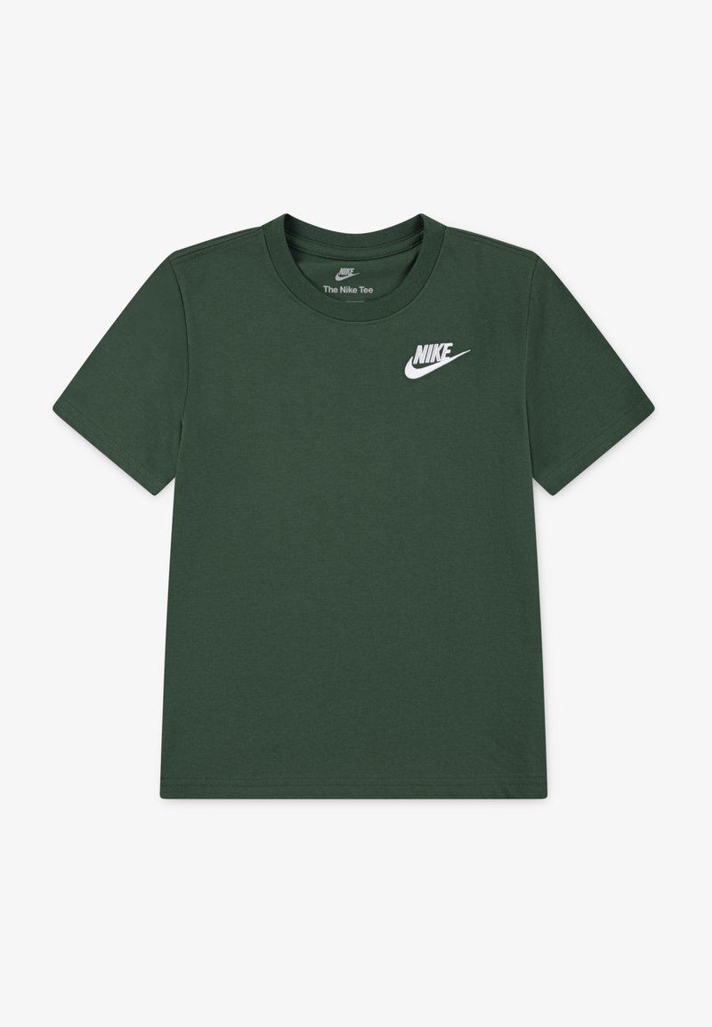 Zeleni pamukasti majica s kratkim rukavima, okruglim izrezom i bijelim Nike logotipom otisnutim na gornjem lijevom prsnom dijelu. Glatka tekstura.