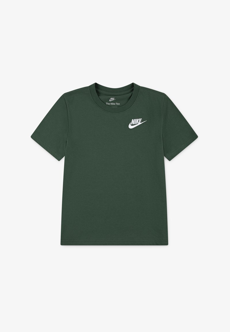 Žalias medvilninis marškinėliai trumpomis rankovėmis, apvaliu kaklu ir su baltu Nike logotipu spausdintu viršutiniame kairiajame krūtinės kampe. Sklandus paviršius.