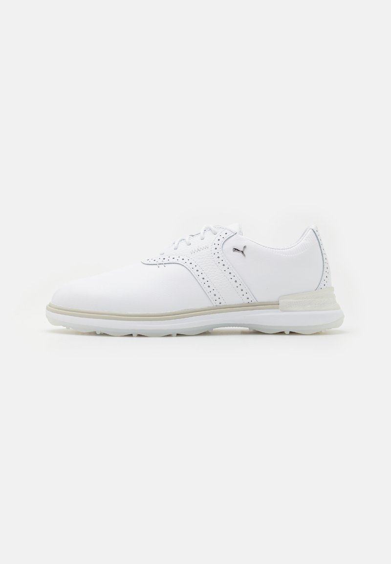 Sapatilhas brancas desportivas com um upper em couro liso, detalhes perfurados, pormenores cinzentos em contraste e sola em borracha. Logótipo na lateral.