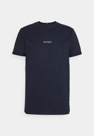 Navyblaue Baumwoll-T-Shirt mit kurzen Ärmeln und Rundhalsausschnitt. Mit weißem Text "LES DEUX", der auf der Brust gedruckt ist. Einfaches Design, einfarbig.