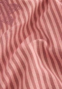 Tessuto con un motivo a righe alternate rosa e rosa chiaro, con una superficie leggermente strutturata e dettagli ricamati sottili.