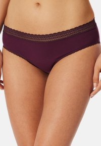 Sous-vêtements bordeaux avec une ceinture en dentelle. Le tissu est lisse et ajusté, offrant un design sans couture pour le confort et le style.