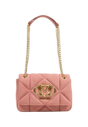 Borsa a spalla in velluto rosa trapuntato con tracolla in catena dorata e logo "Love Moschino" in oro sulla patta frontale.