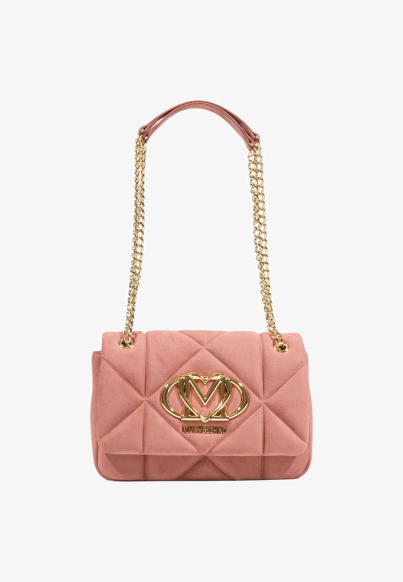 Borsa a spalla in velluto rosa trapuntato con tracolla in catena dorata e logo "Love Moschino" in oro sulla patta frontale.