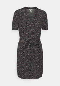 Vestido preto de manga curta com decote em V, padr�ão floral em vermelho, branco e verde, cintura ajustada e botão de fecho na frente.