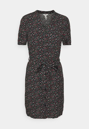 Vestido preto de manga curta com decote em V, padrão floral em vermelho, branco e verde, cintura ajustada e botão de fecho na frente.