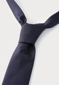 Cravat albastru marin cu un model texturat, cu nervuri. Materialul pare neted, cu un nod standard în partea de sus.