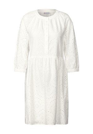 Weißes Baumwollkleid mit gestickten Ausschnittmustern, rundem Halsausschnitt, Knopfleiste und drei Viertelärmel. Ausgestellter Bund und knielang.