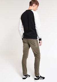 Jack & Jones JJILUKE JJECHO - Vaqueros tapered - olive night