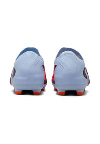 Scarpe da calcio blu e grigie con accenti rossi, caratterizzate da una texture liscia, un tallone prominente e tacchetti arancioni sulla suola.