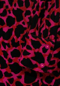 Leopardenprint-Hemd aus schwarzem und pinkfarbenem Stoff, mit pinkfarbenen Knöpfen und einem Umlegekragen sowie einer Tasche am Manschettenbund.