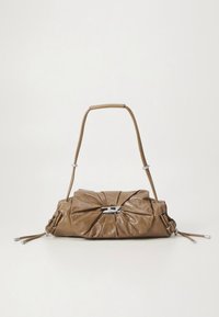 Ruskea nahkainen käsilaukku, jossa on nyörityyppinen muotoilu, hopeanväriset metalliosat, yksi olkahihna ja kiristysnyörit molemmilla puolilla.