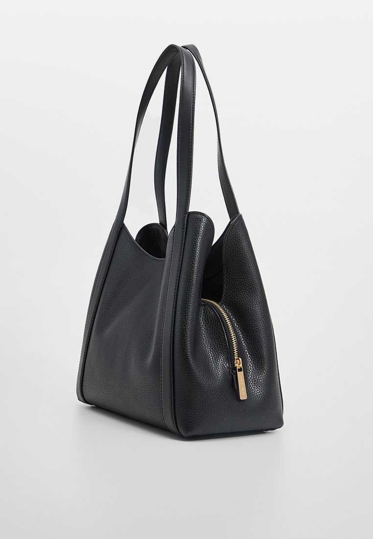 Zwarte leren tas met een gestructureerde afwerking, voorzien van een gouden ritszak, dubbele hengsels en een driehoekige vorm.
