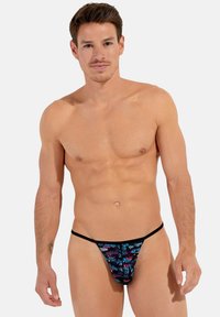 Herren-Tanga aus dehnbarem Material mit einem lebendigen abstrakten Muster in Blau, Pink und Schwarz, minimaler Bedeckung und einem schmalen Bund.