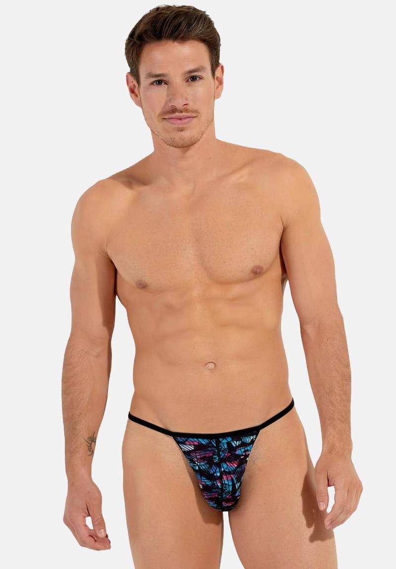 Herren-Tanga aus dehnbarem Material mit einem lebendigen abstrakten Muster in Blau, Pink und Schwarz, minimaler Bedeckung und einem schmalen Bund.
