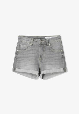 Graue Denim-Shorts mit umgeschlagenem Saum, fünf Taschen und Knopfverschluss. Die Shorts zeichnen sich durch dezente Verblassung und kontrastierende Nähte aus.