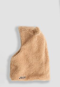Mäkká, svetlohnedá, kučeravá fleecová balaclava s malým detailom uší na vrchu a modrou výšivkou "JoJo" blízko spodného okraja.