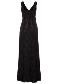 Robe maxi noire avec un corsage ajusté, de larges bretelles et une ceinture en satin. Présente de petits points métalliques dispersés sur l'ensemble.