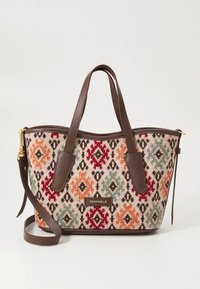 Austs auduma soma ar ģeometriskām formas oranžā, sarkanā, zaļā un krēmkrāsā, ar brūnām ādas rokturiem un noņemamu siksnu.