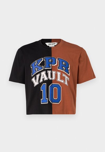 Cropped T-shirt in black and brown cotton. Features bold blue lettering "KPR VAULT 10" on the front, with a split design and short sleeves.