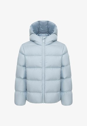 Chaqueta acolchada azul claro con pespunte horizontal, cremallera completa frontal y capucha acolchada, mostrada sobre un fondo blanco.