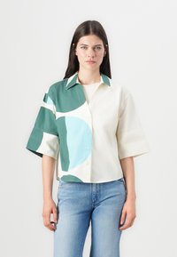 Chemise à manches courtes avec un mélange de couleurs vert, bleu clair et crème, ornée de motifs géométriques ; en coton avec un devant à bouton.