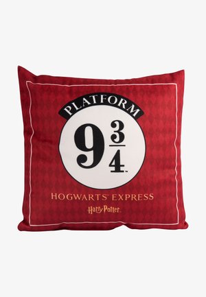 Cuscino decorativo rosso con la scritta "Binario 9¾" in bold nero, un logo circolare bianco e "Hogwarts Express" sotto in oro. Sfondo a motivo diamante.