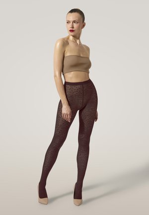 Tights mit schwarzem Leopardenmuster und hohem Bund, kombiniert mit einem beigen trägerlosen Top und nudefarbenen High Heels; glatte Textur.