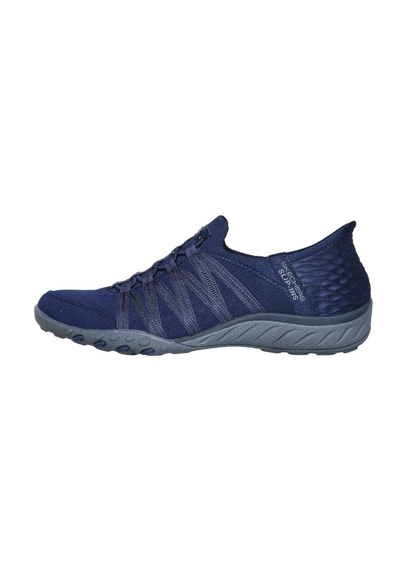 Scarpe sportive blu navy con tomaia in rete testurizzata e suola in gomma grigia, dotate di lacci elastici e design a taglio basso.