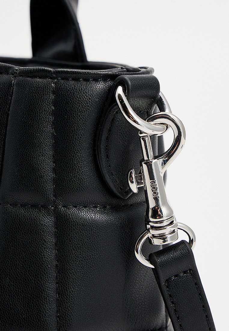 Schwarze, strukturierte Ledertasche mit einem glänzenden silbernen Metallschnallenverschluss und einem Trageriemen. Das Material ist gepolstert und hat eine glatte Oberfläche.