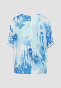 Kurzarmtop aus leichtem Stoff in Blautönen, mit einem Muster im Aquarellstil, das verschiedene Farbtöne und subtile Texturen aufweist.