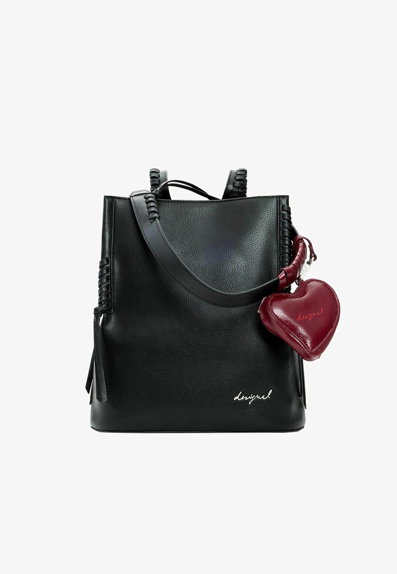 Sac à main en cuir noir avec des détails de bandoulière torsadée et une pochette rouge en forme de cœur attachée, avec un petit logo blanc en bas à droite.