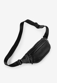 Schwarze Bauchtasche aus glattem Material, mit zwei Reißverschlussfächern, verstellbarem Gurt und geprägtem Logo für Details.