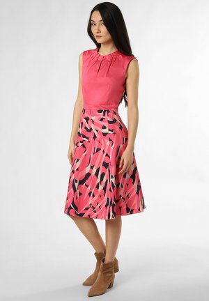 Rosa ärmelloses Kleid mit einem gefalteten Ausschnitt und einem schwingenden Rock, der mit einem kühnen, abstrakten Muster in rosa, schwarz und beige Tönen gestaltet ist.