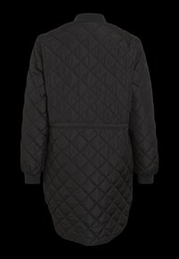 Quiltad svart jacka med medellång design, ribbade muddar och en slät textur med ett diamantmönster genomgående.