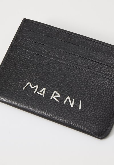Svart lær kortholder med tre kortlommer, strukturert overflate og preget "MARNI"-logo i hvitt. Kompakt og minimalistisk design.